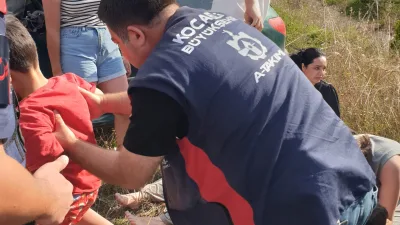 Kandıra yolunda meydana gelen trafik kazasında bariyerlere çarparak takla atan