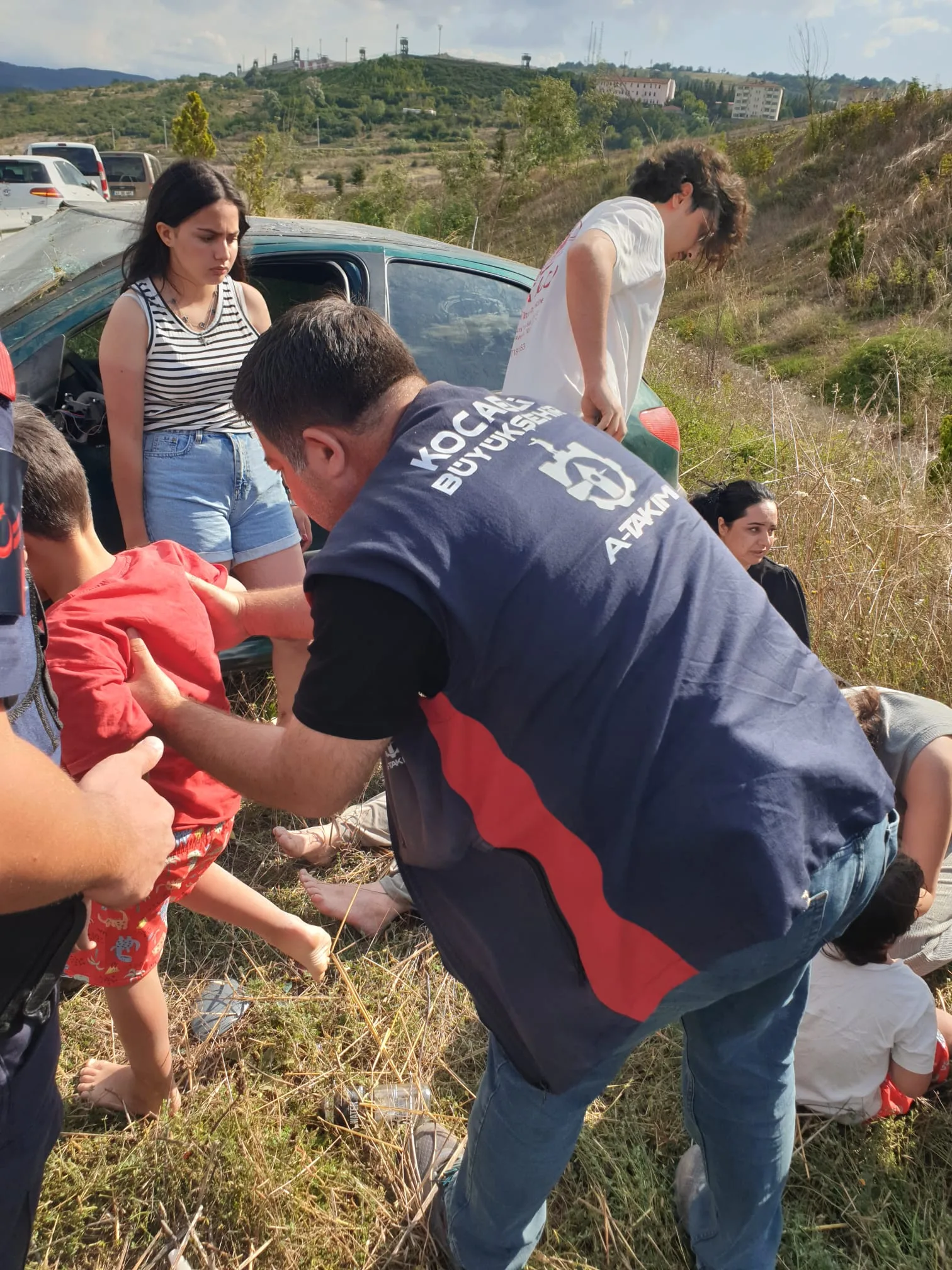 Kandıra yolunda meydana gelen trafik kazasında bariyerlere çarparak takla atan