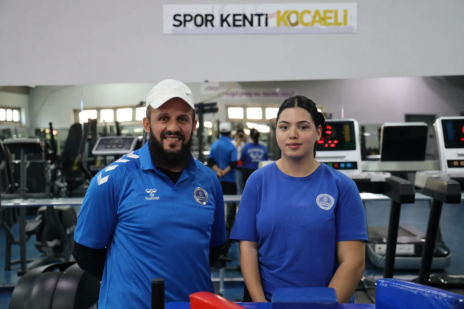 Kocaeli'de 18 yaşındaki Zeynep Ünal, Kağıtspor’da başladığı bilek güreşinde iki