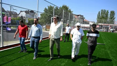 Kartepe Belediyesi, Emekevler ve Uzunçiftlik mahallelerinde yapımı süren halı sahalarda