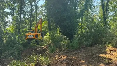 Kocaeli Büyükşehir Belediyesi, Derince’deki mezarlıklarda bakım ve temizlik çalışmalarını sürdürüyor.
