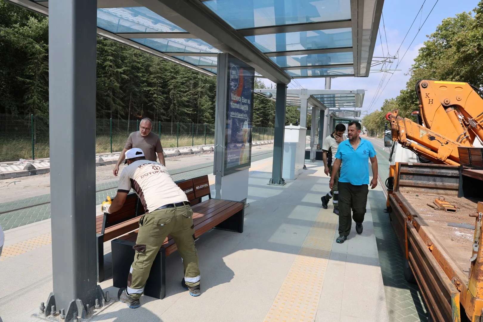 Büyükşehir’den tramvay duraklarına 260 yeni bank