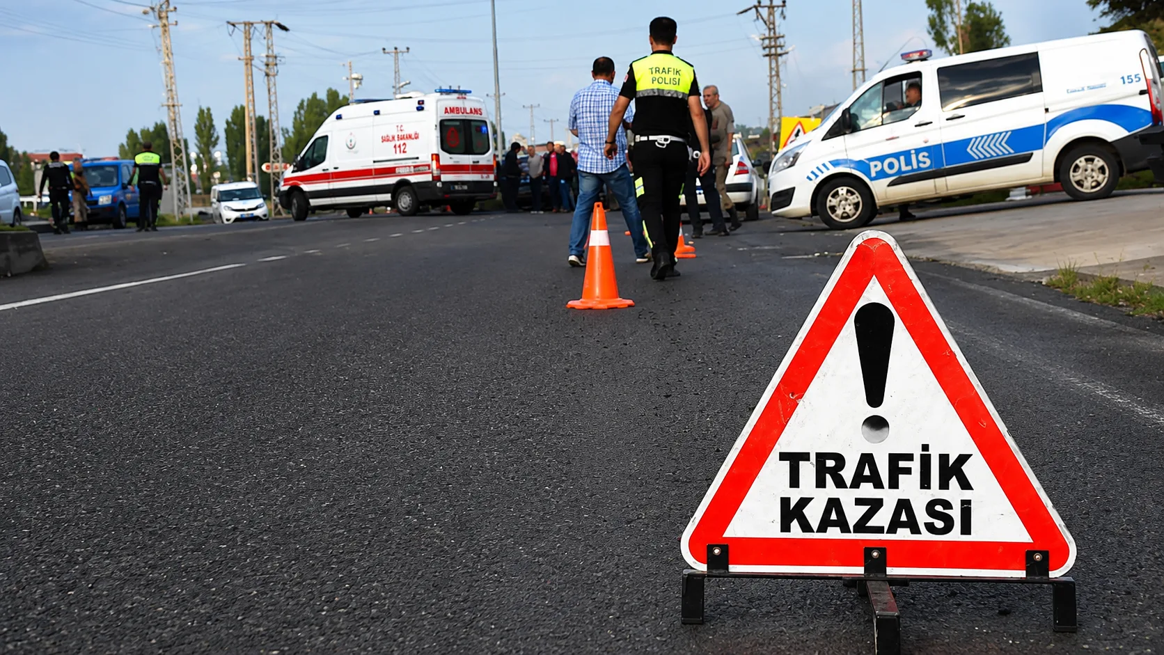 İzmit’te korkutan kaza! Motosiklet yola savruldu, servis sürücüsü çocuklara koştu