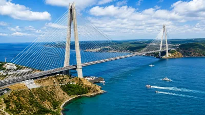 Dilovası Osmangazi Köprüsü’nde intihar girişimi yaşandı. Köprüye çıkan şahıs, polis