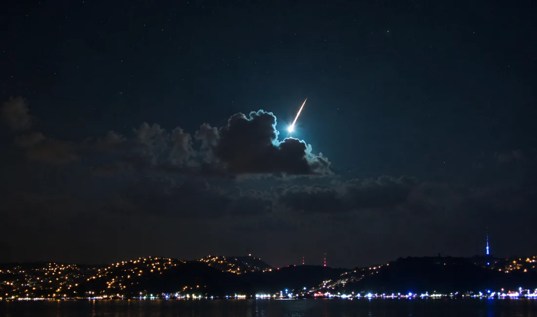 İstanbul semalarında Perseid meteor yağmuru nedeniyle gökyüzü ışık izleriyle aydınlandı.