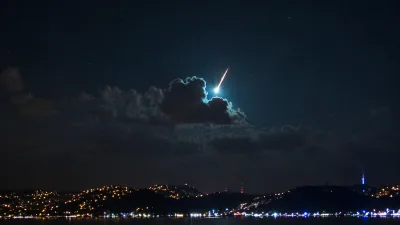 İstanbul semalarında Perseid meteor yağmuru nedeniyle gökyüzü ışık izleriyle aydınlandı.