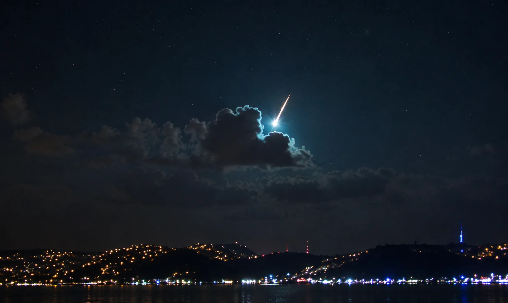 İstanbul semalarında Perseid meteor yağmuru nedeniyle gökyüzü ışık izleriyle aydınlandı.
