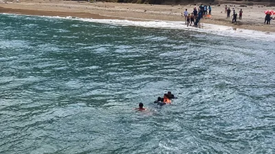 Kandıra’da denize giriş yasağına rağmen Bağırganlı Diriliş Koyu’nda suya giren