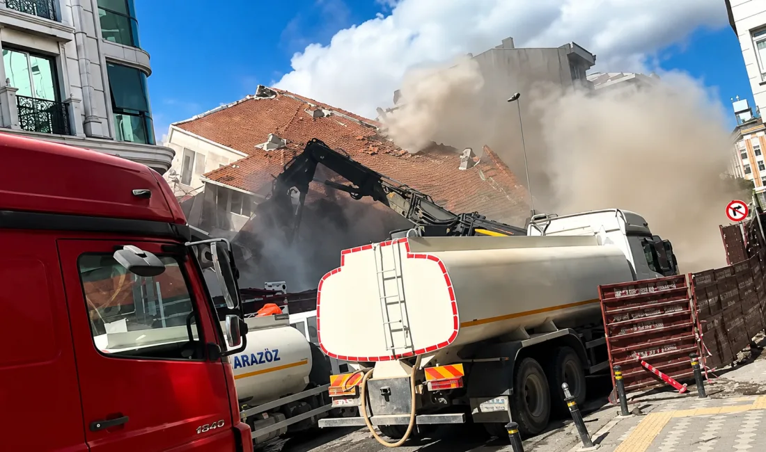 Zeytinburnu Telsiz Mahallesi’nde kentsel dönüşüm kapsamında yıkımı gerçekleştirilen 4 katlı