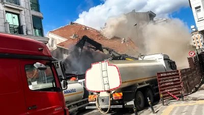 Zeytinburnu Telsiz Mahallesi’nde kentsel dönüşüm kapsamında yıkımı gerçekleştirilen 4 katlı