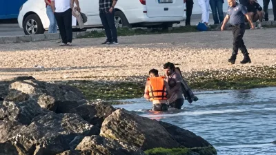 Kocaeli Darıca’da denize giren 28 yaşındaki A.E., boğulma tehlikesi geçirdi.