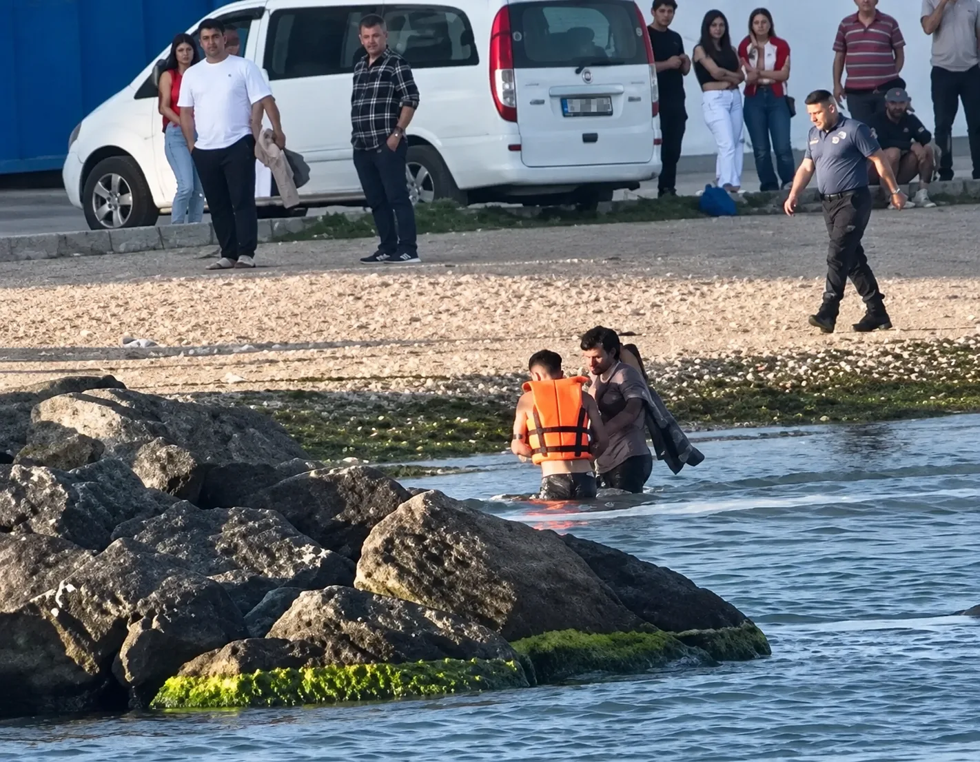 Kocaeli Darıca’da denize giren 28 yaşındaki A.E., boğulma tehlikesi geçirdi.