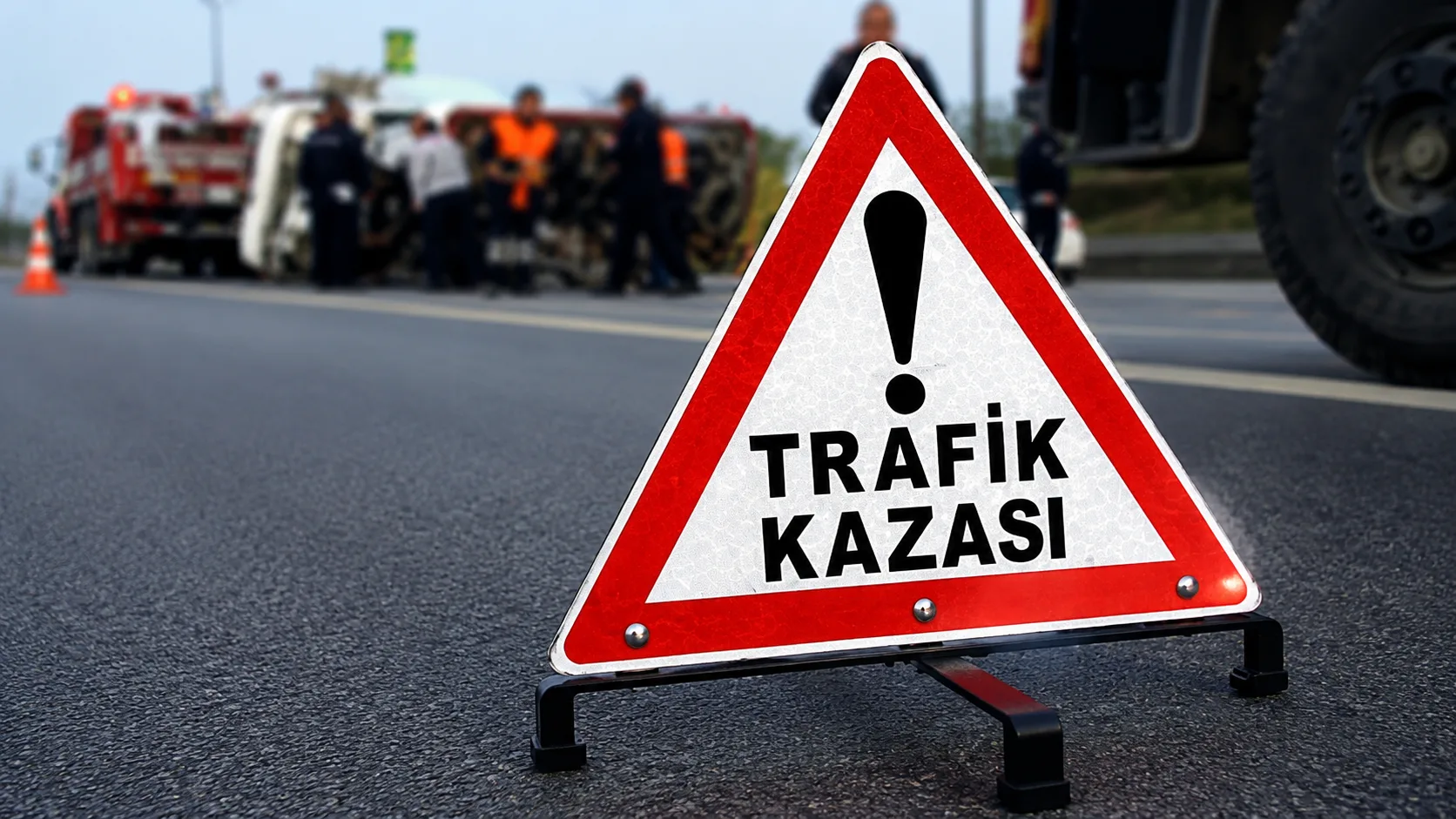 Yalova-İzmit kara yolunda feci kaza: Sürücü camdan çıktı!