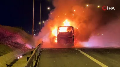 Bolu’da TEM Otoyolu Çaydurt mevkiinde seyir halindeki yolcu otobüsünün motor