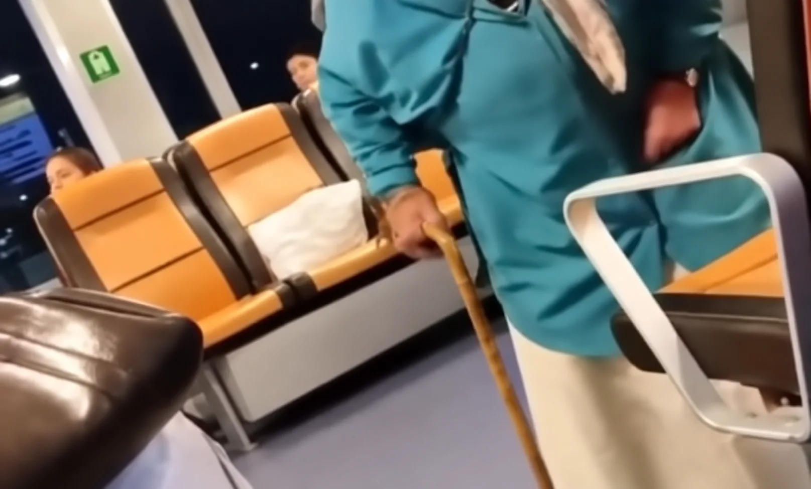 Genç kadını şort giydiği için bastonla darbetti!