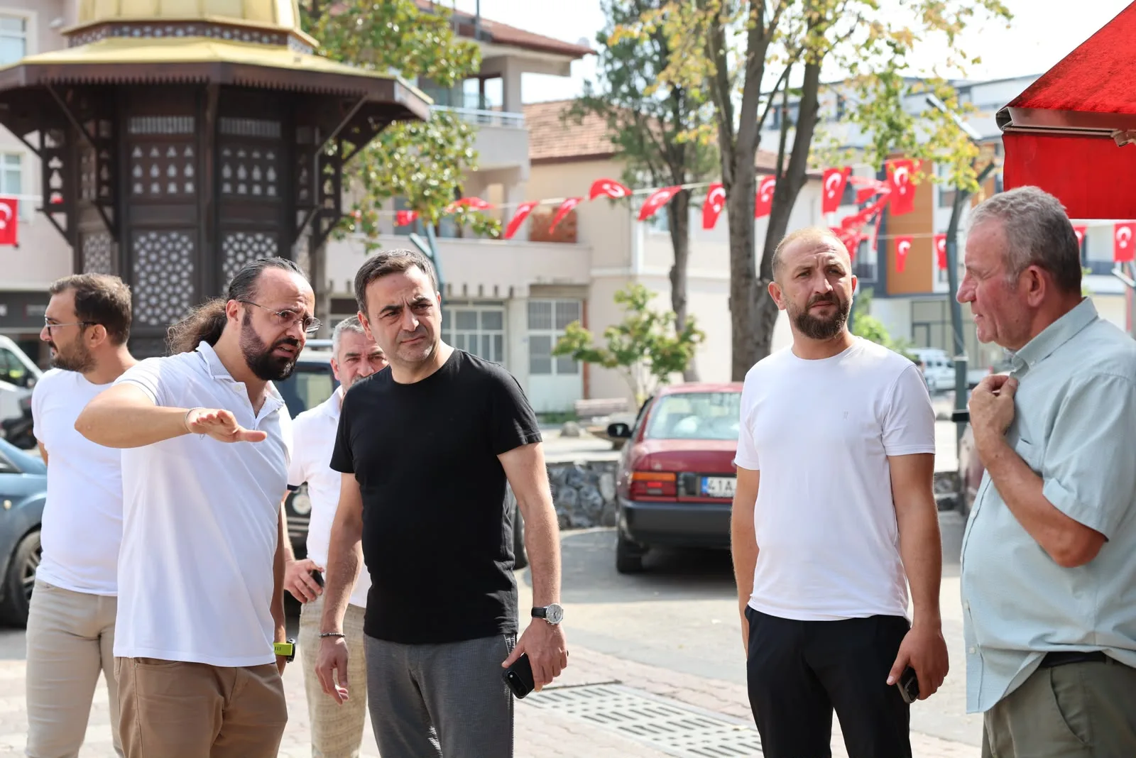 Başkan Özlü sahaya indi: Başiskele’de çalışmalar hız kesmiyor!