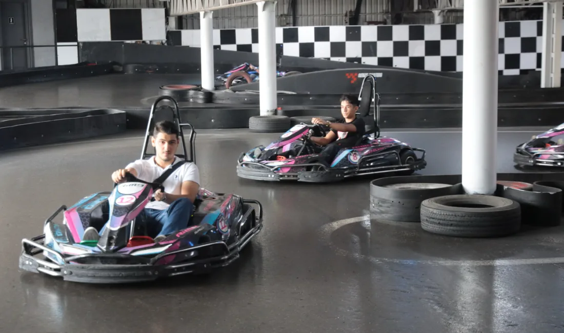 Darıca’da 41 genç, belediyenin düzenlediği go-kart etkinliğinde buluştu. Gençler hız