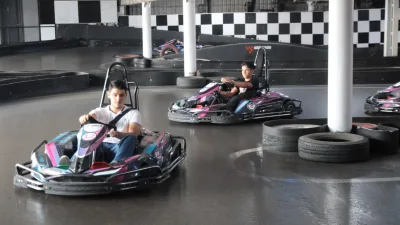 Darıca’da 41 genç, belediyenin düzenlediği go-kart etkinliğinde buluştu. Gençler hız