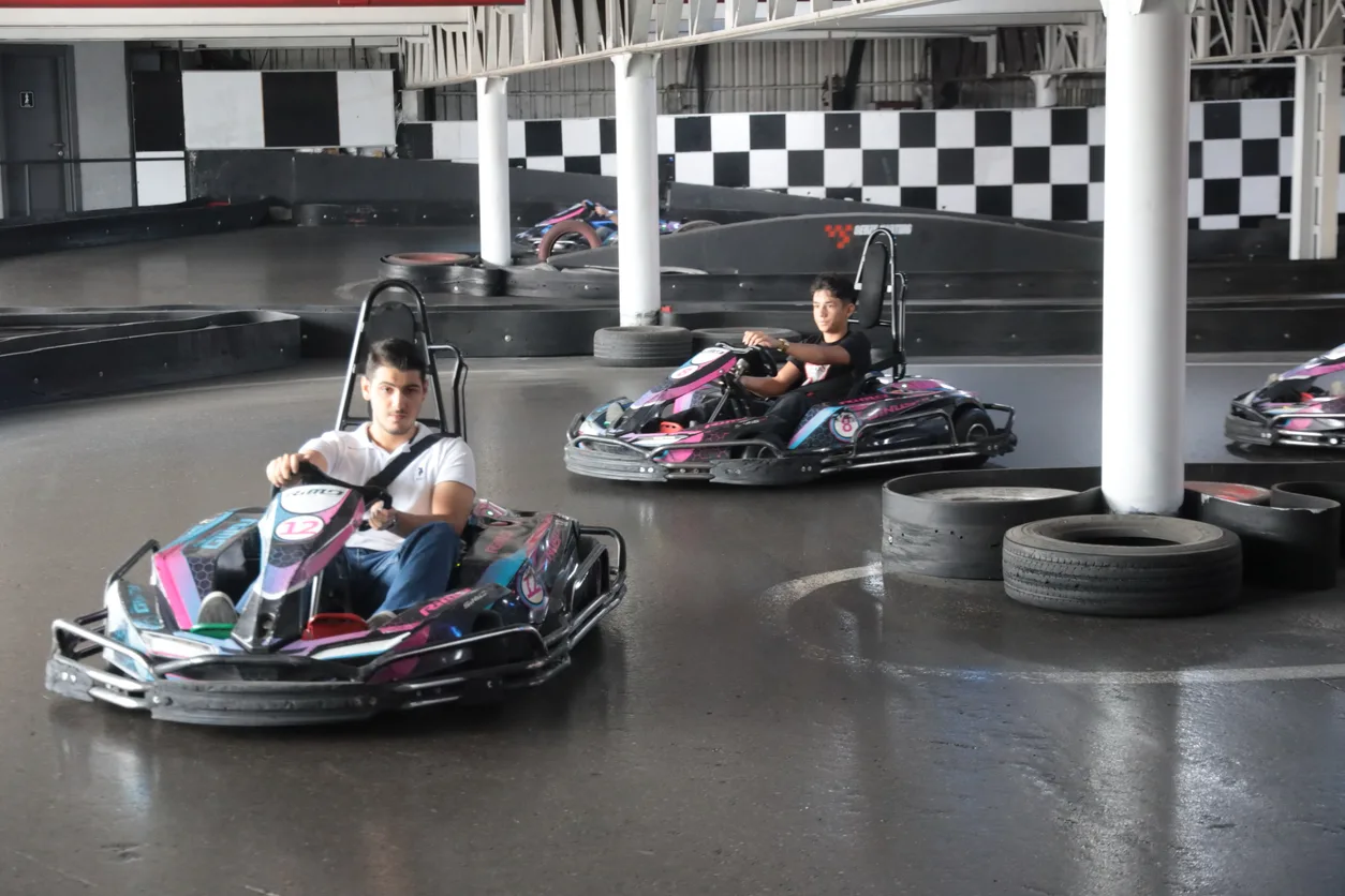 Darıca’da 41 genç, belediyenin düzenlediği go-kart etkinliğinde buluştu. Gençler hız