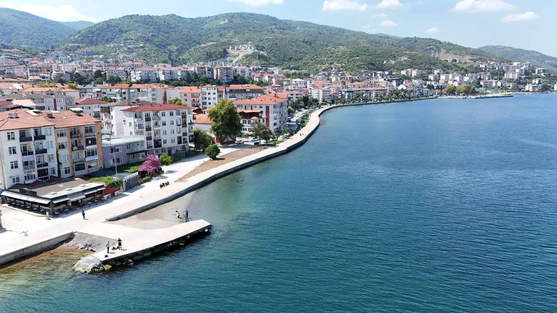 Kocaeli Büyükşehir Belediyesi ttarafından Gölcük Değirmendere sahilini yenilendi. Sahilde 200