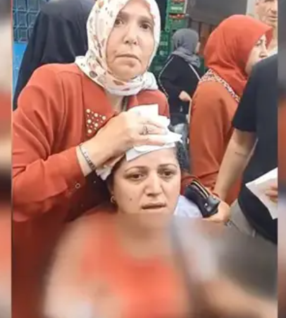 İstanbul Beyoğlu'nda kurulan semt pazarında ürün seçme meselesi yüzünden müşteri