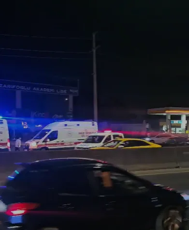 Kocaeli’nin Başiskele ilçesinde akşam saatlerinde seyir halinde olan bir tır,