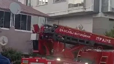 Kocaeli'nin Darıca ilçesinde 4 katlı binanın ikinci katında çıkan yangına