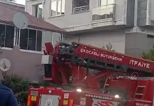 Kocaeli'nin Darıca ilçesinde 4 katlı binanın ikinci katında çıkan yangına