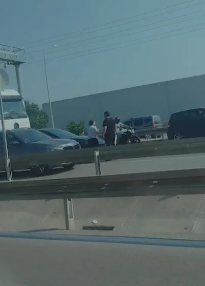D100 karayolunun İzmit geçişi İstanbul istikametinde trafik kazası meydana geldi.