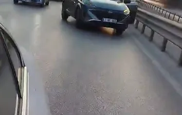 D100 karayolunun İzmit geçişi Sakarya istikametinde trafik kazası meydana geldi.