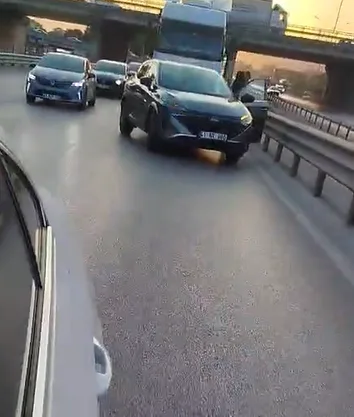 D100 karayolunun İzmit geçişi Sakarya istikametinde trafik kazası meydana geldi.