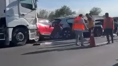 Sakarya Hendek’te Anadolu Otoyolu’nun İstanbul yönünde 12 aracın karıştığı zincirleme
