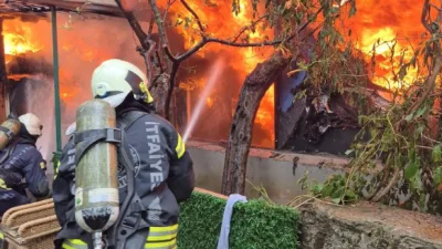 Kocaeli’nin Karamürsel ilçesinde müstakil evde çıkan yangında içeride mahsur kalan