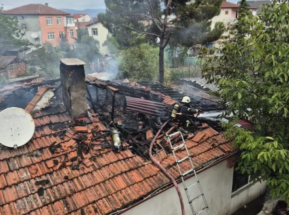 Karamürsel’de alevlerin arasında kaldı! İtfaiye kurtardı