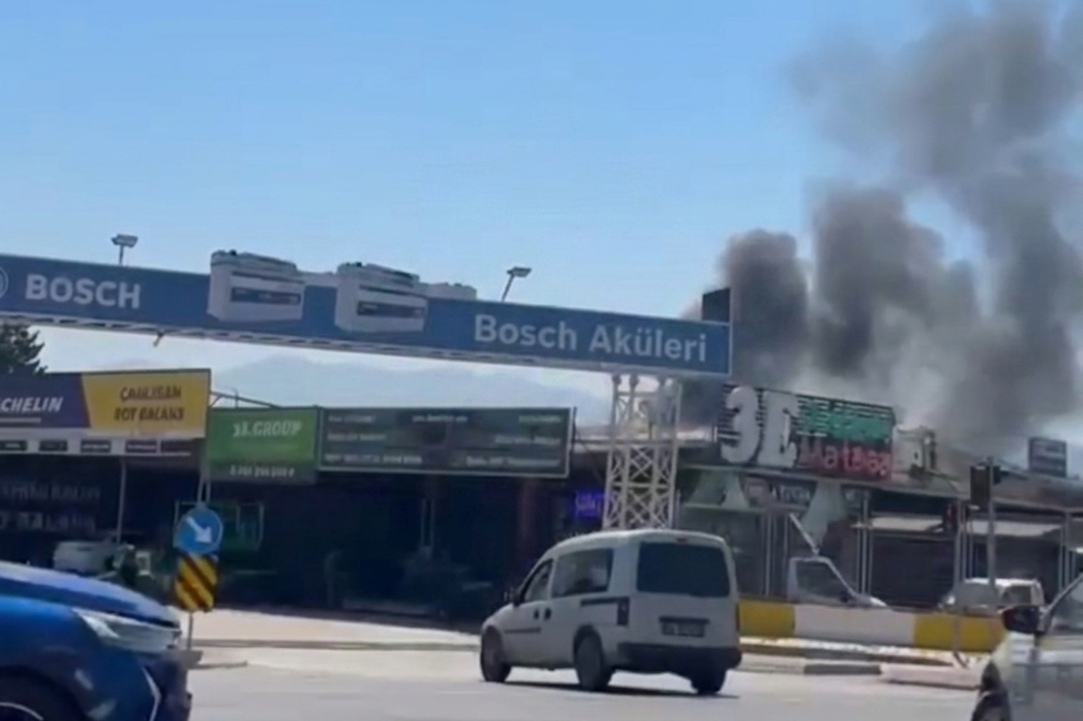 İzmit Sanayi Sitesi'nde otluk alanda çıkan yangın, rüzgarın şiddetiyle kısa