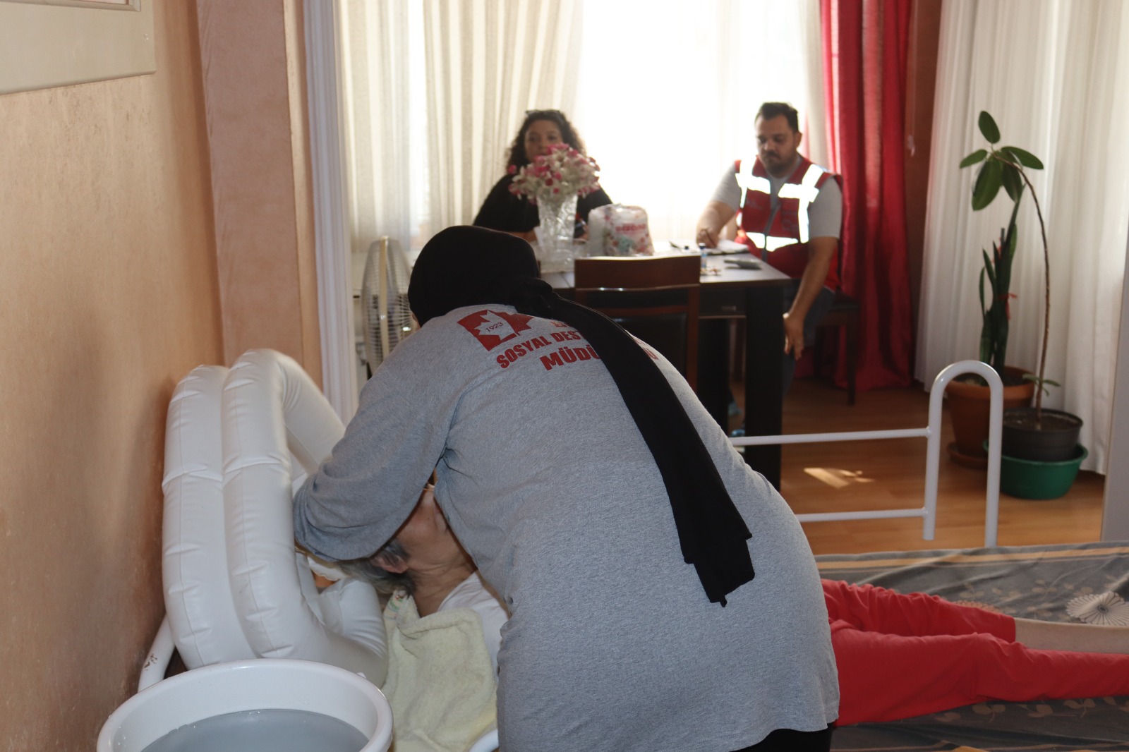 İzmit Belediyesi, evde bakım hizmetine kesintisiz devam ediyor