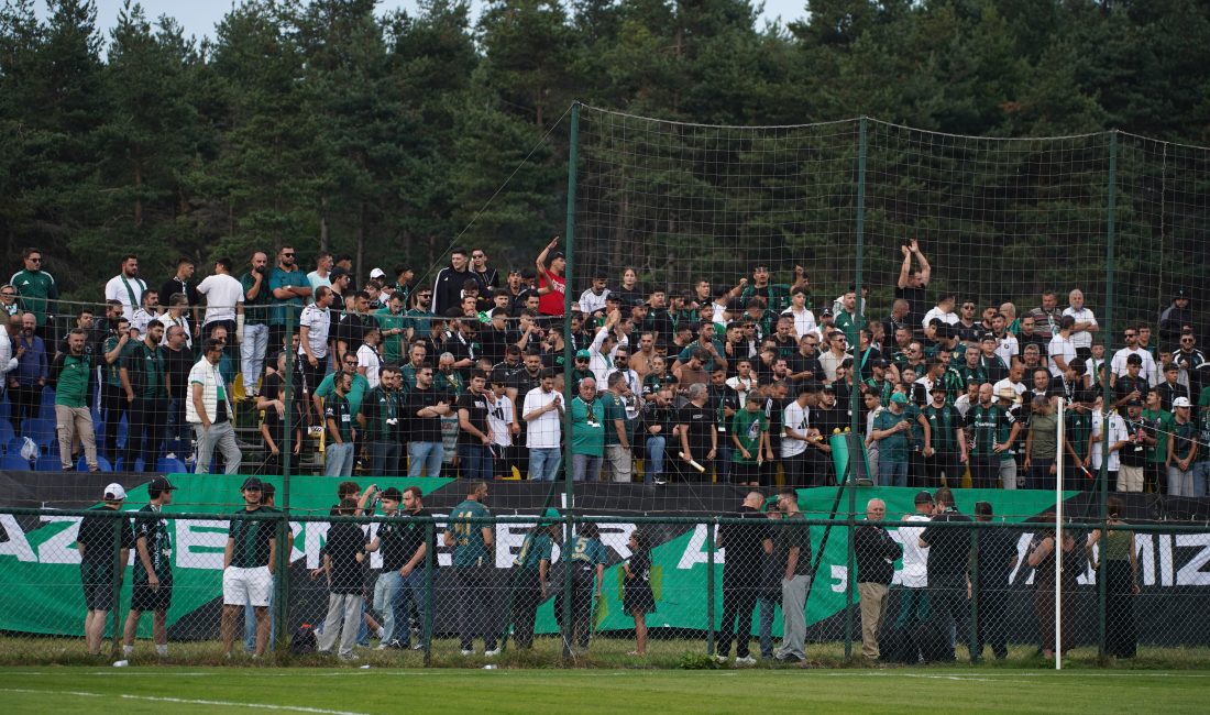 Yeni sezon hazırlıklarını Düzce Topuk Yaylası'nda sürdüren Kocaelispor, taraftarının desteğini
