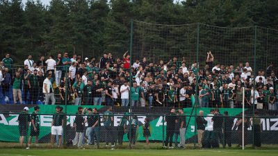 Yeni sezon hazırlıklarını Düzce Topuk Yaylası'nda sürdüren Kocaelispor, taraftarının desteğini