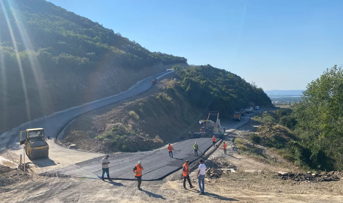 Kocaeli Büyükşehir Belediyesi, Karamürsel Dereköy’de 1,5 kilometrelik yolu yeniledi. Çalışmalarda