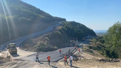 Kocaeli Büyükşehir Belediyesi, Karamürsel Dereköy’de 1,5 kilometrelik yolu yeniledi. Çalışmalarda