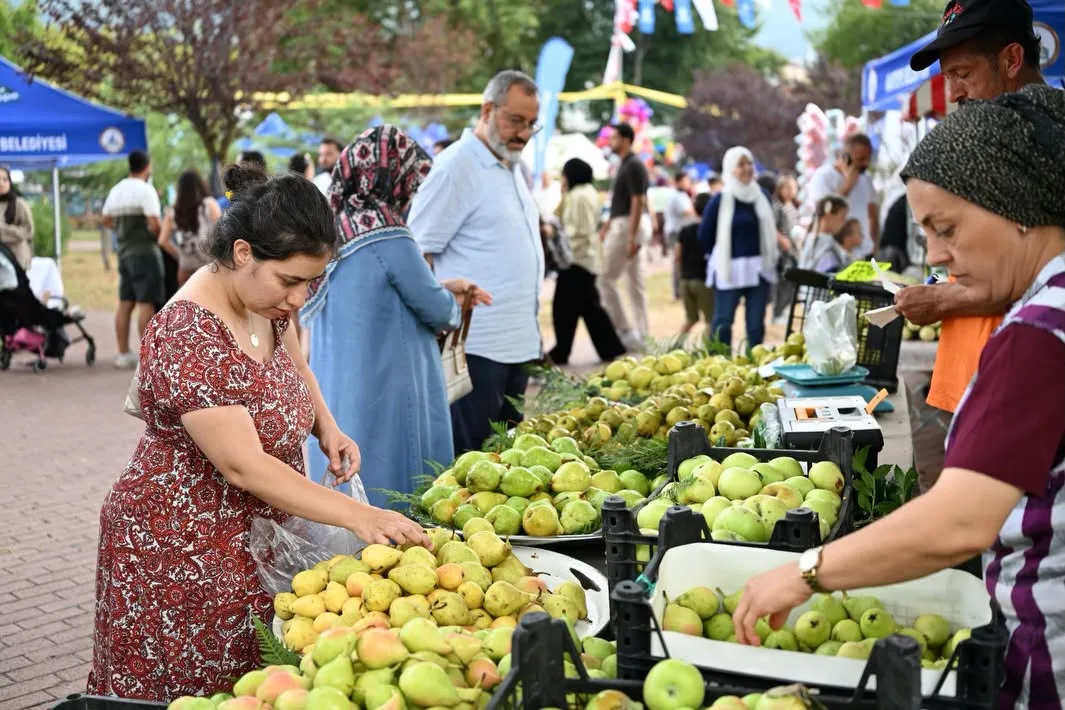 Yağmur Kartepe’yi durduramadı! Armut Şenliği’ne büyük ilgi