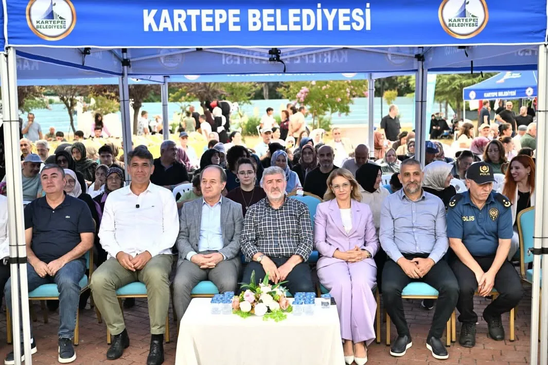 Kartepe’de düzenlenen Armut Şenliği yağmura rağmen yoğun ilgi gördü. Traktör