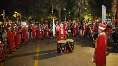 Körfez Belediyesi’nin kültür ve sanat etkinlikleri kapsamında Tütünçiftlik Sahili’nde mehteran