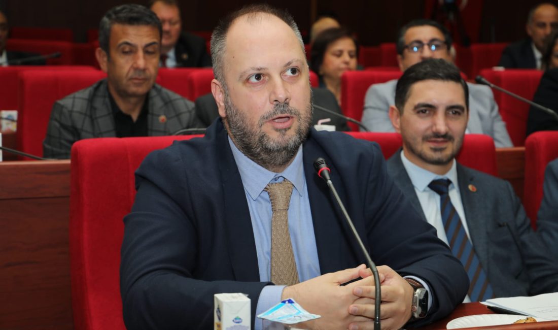 AK Parti İzmit Belediye Meclis Üyesi Erol Çalışkan, CHP'li Mehmet