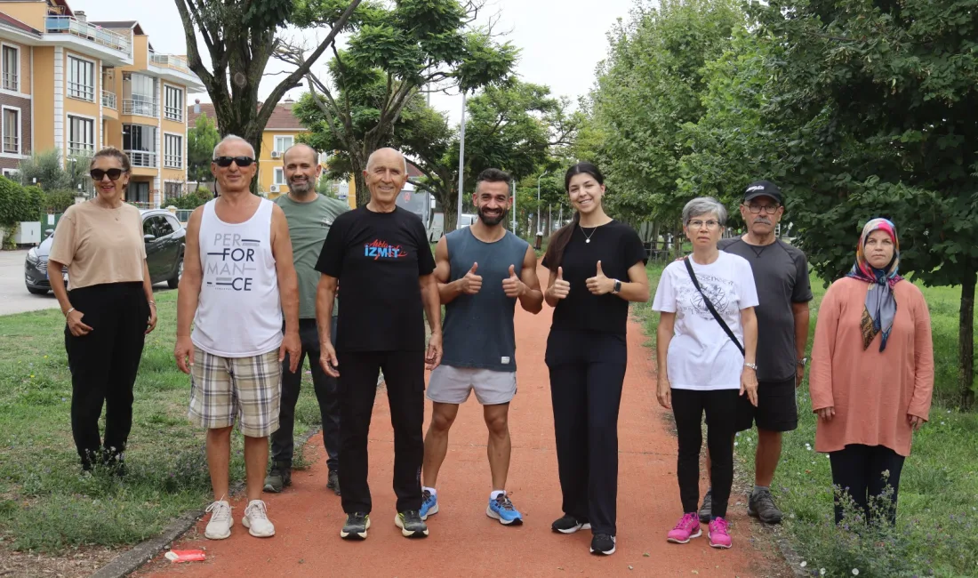 İzmit Belediyesinin Sağlıklı Yaşam Programı kapsamında bir araya gelen vatandaşlar,
