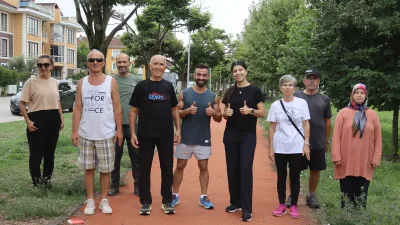 İzmit Belediyesinin Sağlıklı Yaşam Programı kapsamında bir araya gelen vatandaşlar,