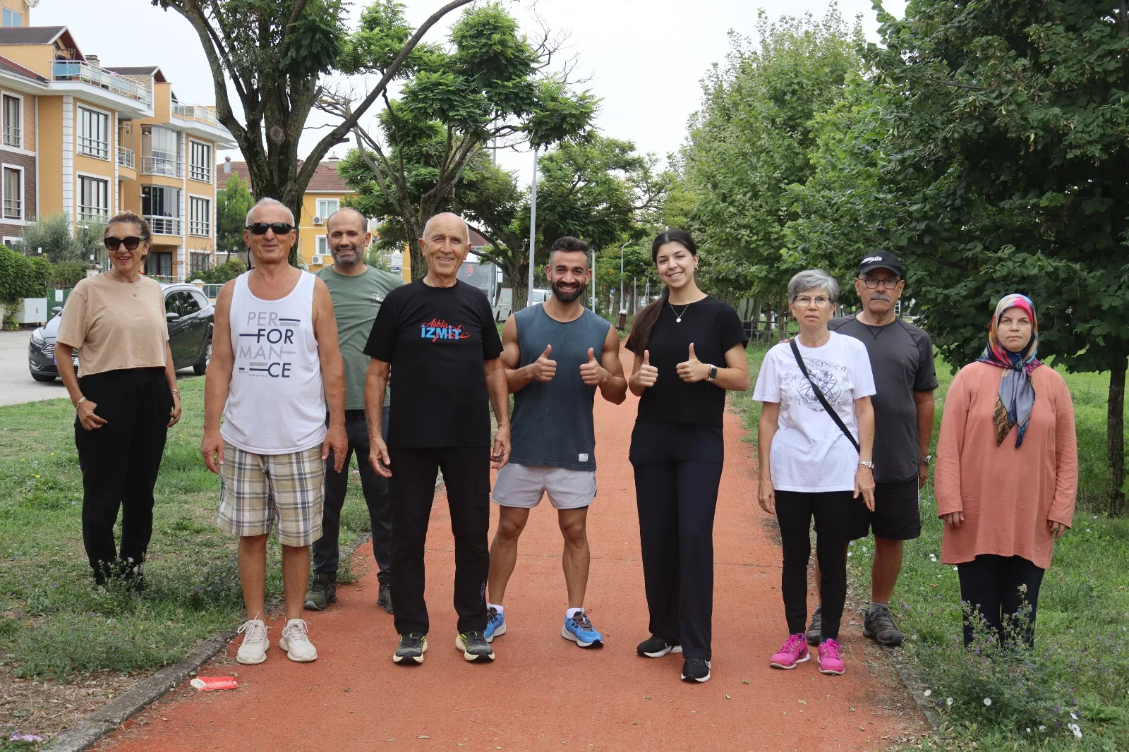İzmit Belediyesinin Sağlıklı Yaşam Programı kapsamında bir araya gelen vatandaşlar,