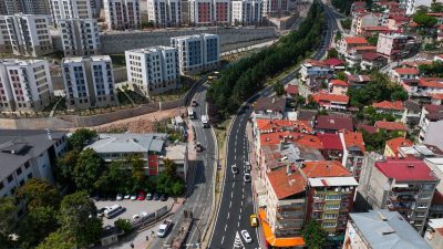 Kocaeli Büyükşehir Belediyesi'nin İzmit Gazanfer Bilge Bulvarı'nda yürüttüğü üstyapı yenileme