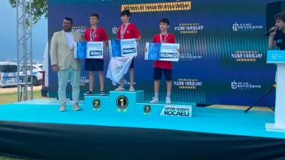 Körfez Gençlerbirliği Kulübü sporcusu 11 yaşındaki Poyraz Kaan, İzmit Körfezi’nde