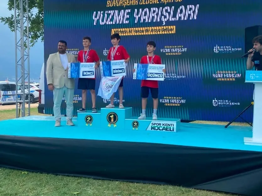 Körfez Gençlerbirliği Kulübü sporcusu 11 yaşındaki Poyraz Kaan, İzmit Körfezi’nde